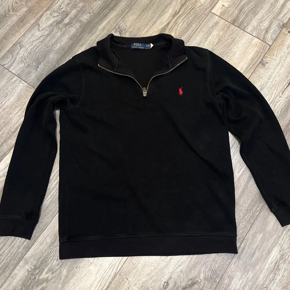 Säljer min ralph lauren half zip. Pga för stor. OBS köpt i Turkiet.. Hoodies.