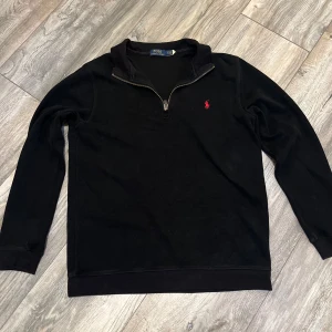 ralph lauren half zip - Säljer min ralph lauren half zip. Pga för stor. OBS köpt i Turkiet.