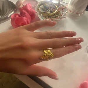 Guld ring  - 2 cm rakt över men runt vet jag inte. 