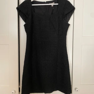 Svart klänning i boucle - Sparsamt använd. Nypris: 549kr, går inte att få tag på längre. Sista bilden är samma klänning i vit.
