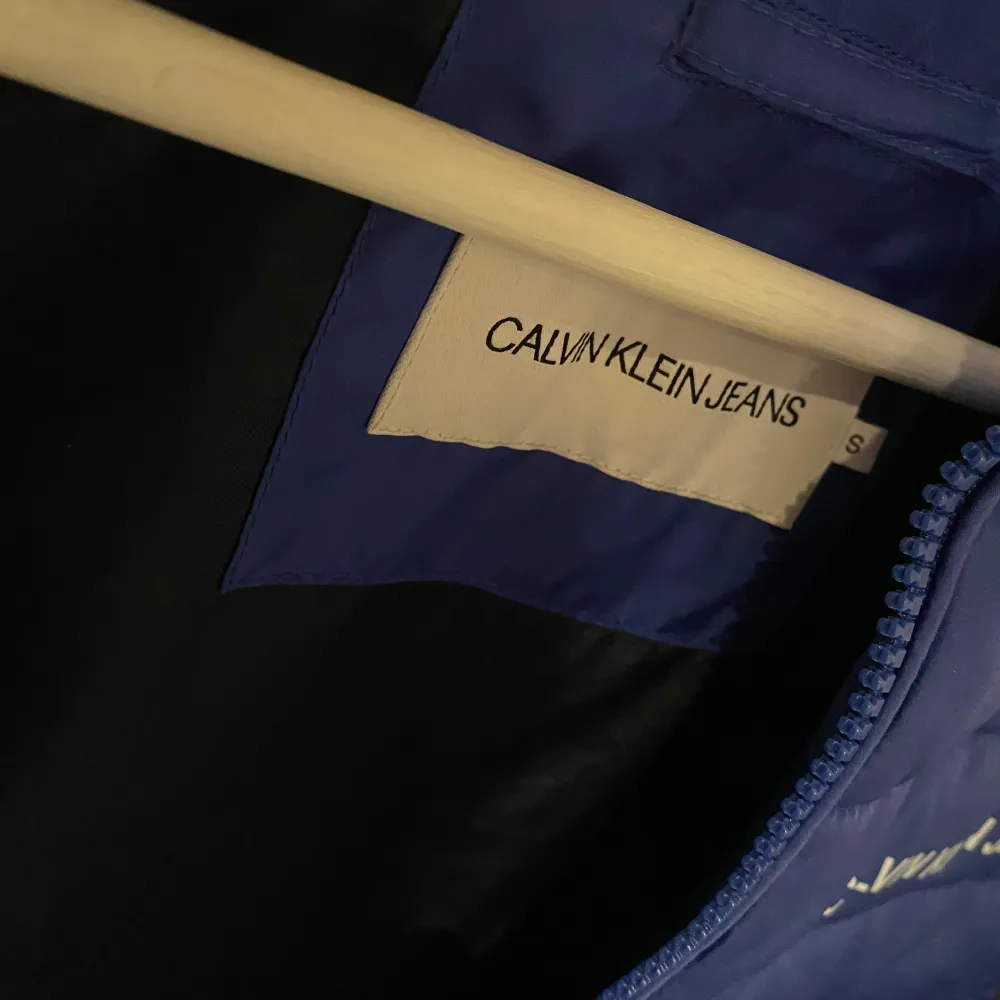 Fin Calvin Klein väst använd ett fåtal gånger.  OBS LITEN DEFEKT! (Syns på bilderna) Äldre model. DM vid funderingar!🙂. Jackor.