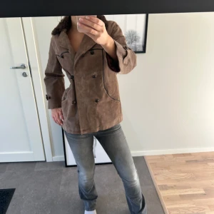 Brun vinterkappa - Brun vinter kappa/jacka. Vintage jacka så vet inte riktigt vart de är ifrån. Inga defekter och storlek S men skulle säga att det passa M och L.