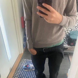 Grå tröja från John Henric - Säljer en stilren grå tröja från John Henric i storlek M. Perfekt för både vardag och lite finare tillfällen. Tröjan är i bra skick och har långa ärmar. Den är supermjuk och bekväm att ha på sig. Passar perfekt till höst- och vårgarderoben!