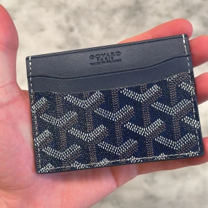 Korthållare - Trendig och stilren korthållare, använd fåtal gånger, mycket bra skick