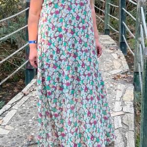 Lång klänning i mycket fint skick - lång klänning i mycket fint skick, inte använd ofta. Materialet är en tunn kräm och mycket bekvämt på sommaren.