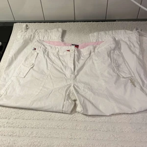 Tommy Hilfiger  - Säljer dessa tommy hilfiger capris då de är för små och ej kommer till användning. Osäker på äkthet därav priset. Storlek Xl men passar S. Kontakta gärna innan köp eller för mer info och frågor. Gör din egna bedömning på äktheten av dessa