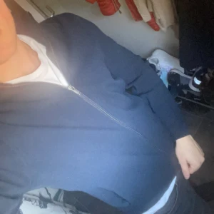 Mörkblå tröja med dragkedja från Massimo Dutti - Säljer en snygg mörkblå tröja med dragkedja från Massimo Dutti. Den är gjord av extrafin bomull och har en stilren design med långa ärmar. Perfekt för både vardag och lite finare tillfällen. Passar bra till höst och vår!