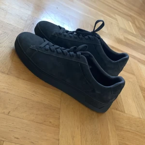 Boss grisch - Aldrig använda boss skor storlek 45. Har tyvärr slängt skoboxen. Meddela för fler frågor.