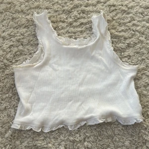 Zara - Jätte gullig topp från zara med lite volang🤩 tvättas innan den skickas