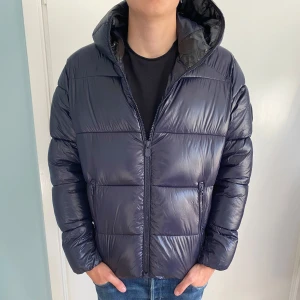 Save The Duck Jacka - Säljer nu denna snygga jacka från Save The Duck! Den är XL men är mindre i storlek (Passar L). Modellen på bild är 188 lång. Nypris är ungefär 3500kr. Hör av er vid funderingar!