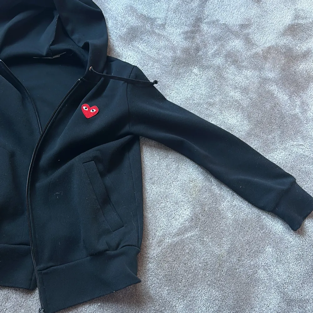 Comme des garcons hoodie i size s men kan passa till xs också, vid några som helst funderingar är det bara att höra av sig! Nypris 2999, mitt pris 999kr. Nästintill noll defekter! Såklart är den äkta!. Hoodies.