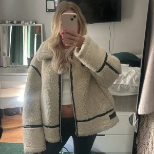 Oversize Teddy jacka  - Säljer denna sjukt snygga Teddy jacka från zara med svarta detaljer, väldigt lik arkets Teddy jacka. Super snygg och varm nu till hösten och vintern. Bra skick, nypris 1800kr?  