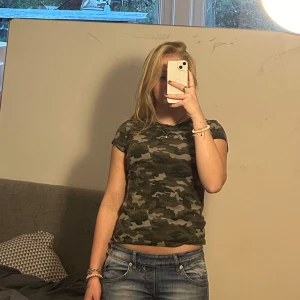 Camouflage t-shirt från FB Sister - Säljer en camouflage t-shirt från FB Sister i storlek M men passar som S . Den är i bomull och har en tight passform. Den är i bra skick
