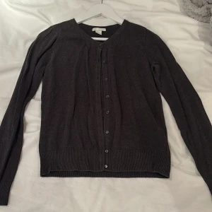 Kofta - Svart kofta ifrån H&m. Bra skick och säljer pga att den inte används längre 😊.