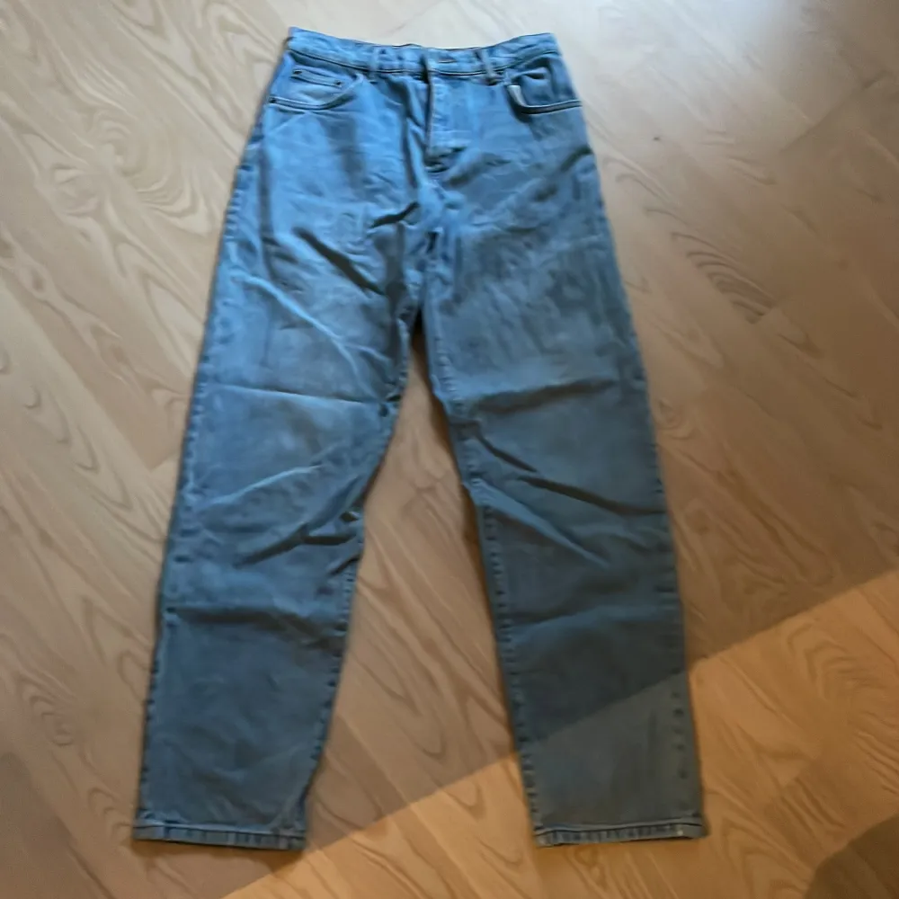 Säljer ett par woodbird jeans i modellen leroy. Storlek 28/32. Inga defekter alls. Kontakta gärna vid frågor och priset kan diskuteras. . Jeans & Byxor.