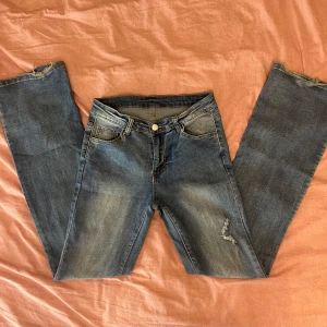 Los waist jeans - I fint skick, förutom då vid slutet av byxorna där dem är lite slitna men inte något märkvärdigt, skriv vid frågor💗