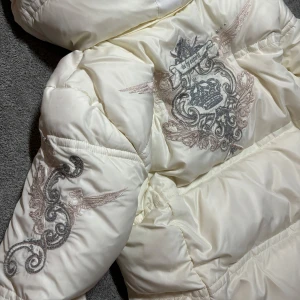 Dunjacka  - Den är aldrig använd och är i bra skick. Den är tjock och håller värme bra. 