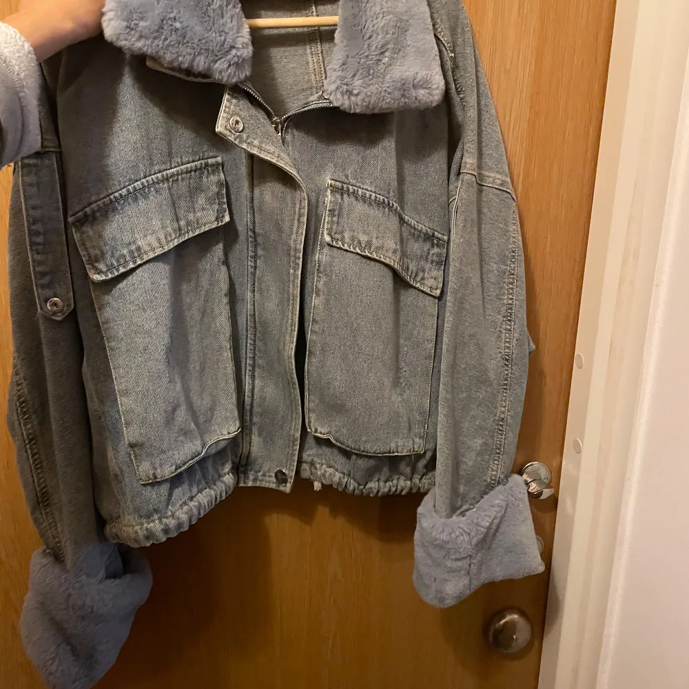 Jeans jacka med päls! Så snygg och perfekt för hösten. Köpt för 1999kr. Jackor.