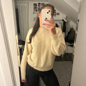 Stickad  tröja - Stickad krämvit/bärs stickad tröja. Storlek 152. Men är som en XS. I gott skick och skönt material.