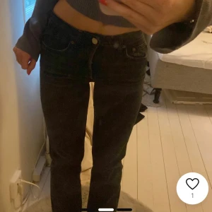 Zara jeans - Säljer mina zara jeans för att dem inte kommer till användning, köpte för 500. Bilderna är lånade så skriv för fler bilder om ni vill ha