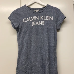 Calvin Klein t-shirt  - Snygg användbar t-shirt från Calvin Klein!☺️