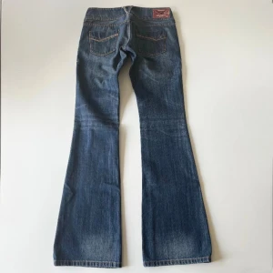 Lågmidjade jeans - Vintage lågmidjade bootcut jeans från Tommy Hilfiger. Så otroligt snygga! Midjemått: 72 cm. Innerbenslängd: 85 cm. Har inga bilder på då de är för små. Skriv privat för mer bilder och mått. Inga defekter 💕