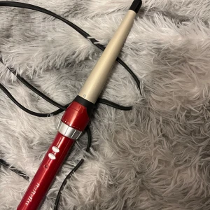 Locktång - Säljer min locktång då den knappt kommit till användning. Använt den fåtal gånger för några år sedan, annars har den bara legat undanstoppad. Funkar utan problem! Enda som är, är att det är ett litet märke (bild 2) men inget som hindrar något!