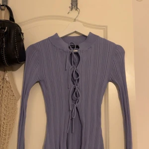 Lila blus - Jättesöt lila topp från gina!! går att justera lite med snörena 💕