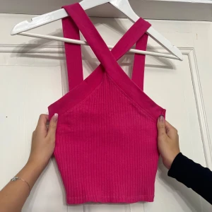 Rosa ribbad linnetopp - Säljer min rosa ribbade topp med breda axelband som korsas. Storlek S från Zara.