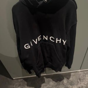 Givenchy oversized hoodie - Givenchy oversized hoodie Strl L (väldigt stor) Bra skick 7/10