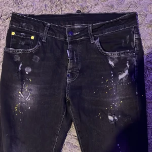 Dsquard2 jeans - Storlek 46, motsvarar 31 i replay. As fet modell säljer då de va för små tyvvär. Cond 10/10 nästan oanvända