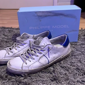 Philippe model skor - Passar bäst på 44. Vattenskadad skolåda, hyfsat använda skor men inget fel på dom. Cond 8/10