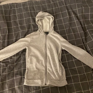 Hoddie - Säljer pågrund av att jag inte andvänder längre. Fint skick. Skriv om du vill ha fler bilder eller funderar över nått😊