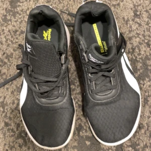 Rebook inneskor - Inneskor från rebook, helt okej skick