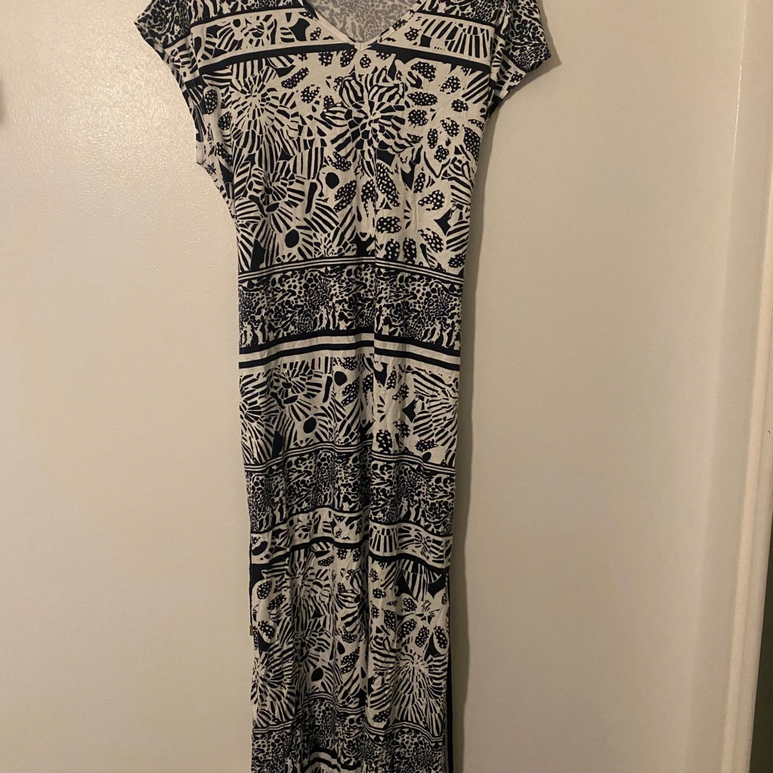 Svartvit mönstrad klänning från Noom
