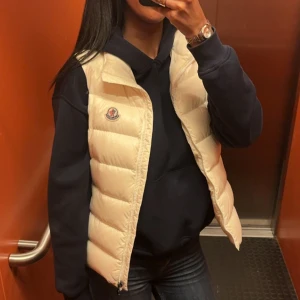 Moncler väst - Säljer min väst då den inte kommer till användning längre. Äkthet bevis visas även det är bara att skriva till mig vid intresse🤗