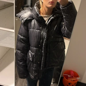 Vinter jacka  - En väldigt stor vinterjacka i storlek medium men skulle nog säga att den är väldigt mycket större än medium, jag har normal S och så här sitter jackan på mig. Jackan ska nog ge en lite ”oversized look” ❤️den är i bra skick, använd men fortfarande bra