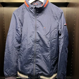 Tommy Hilfiger Jacka - Marinblå tommy hifliger jacka i strl 176, passar även S. Skick 8/10