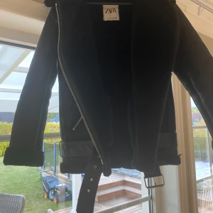Säljer en Zara jacka som kommer inte till användning. Har också växt ut jackan. Jag har använt den 3 gånger och jackan är i bra skick😝🧥 - Bra skick!