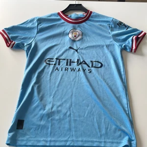Manchester City 22/23 tröja  - Säljer min city tröja från säsongen 22/23. Tröjan är i gott skick skulle säga 7/10. Storlek S 