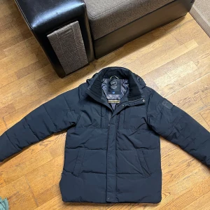 FiveSeasons Vinterjacka - Säljer min vinterjacka från FiveSeasons. Köpt från stadium outlet för 1000kr och använd november - december 2023 innan jag köpte en ny för den var för stor.  Jätte fin jacka och varm. Bra för snön. Den blev lite trasig där nere när jag åkte skidor