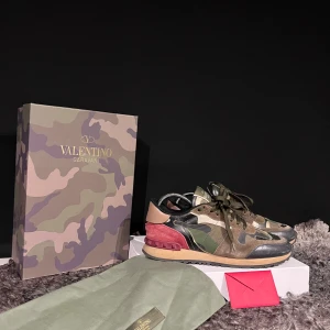 Valentino skor - Valentino rockrunners i bra skick. Storlek 38,5 passar upp till 39,5! Vid köp medkommer box, dustbag och kuvert🤩 pris kan diskuteras. Hör av er vid frågor och funderingar MVH West Supply!!🤩
