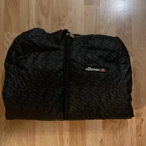 Ellesse jacka  - Tja! Säljer denna ellesse jackan i storlek s, superfint skick, passar dig som är mellan 165-175 cm, köpt för 1600, skriv om du har någon fundering!
