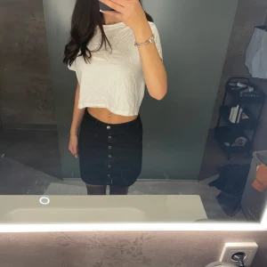 Kjol med silver knappar. Använt endast 1 gång  - Kjol med silver knappar på, jeans tyg. 