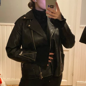 Skinnjacka  - Super snygg skinnjacka, passar perfekt nu till hösten!