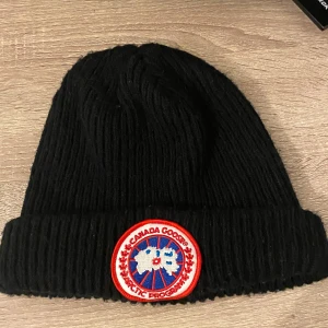 Canada goose mössa - Canada goose mössa helt ny använt en gång eftersom den är för stor för mig. 250-200 vid snabb affär. 