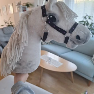 Käpphäst - En vit käpphäst. Den är hemmasydd och har några år på nacken men håller bra. Den har gandka lång hals, så jag skulle rekommendera till lite äldre barn. Käpphästen kan hämtas söder om stan i sthlm. Köparen står för frakt