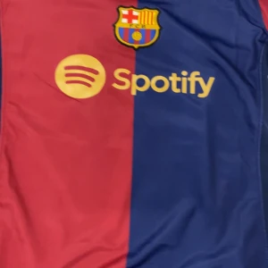 Lamine Yamal 24/25 - Lamine Yamal tröja tjej storlek small men passar också barn 