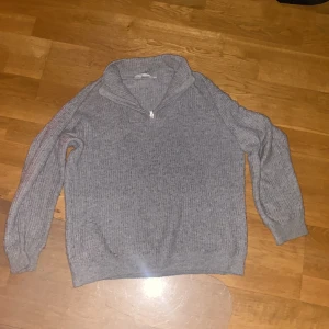En halv zipptröja - En snygg grå halvzipp tröja som är väldigt mysig nu till vintern❄️ Den är använd ett par gånger man har inga repor eller skador👍