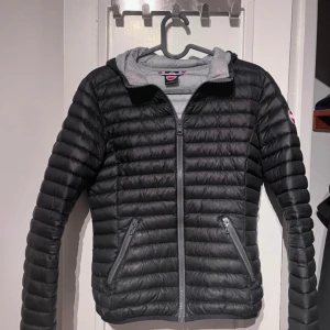 Jacka - En tunnare jacka med en defekt som har glappats igen Passar xs/s 